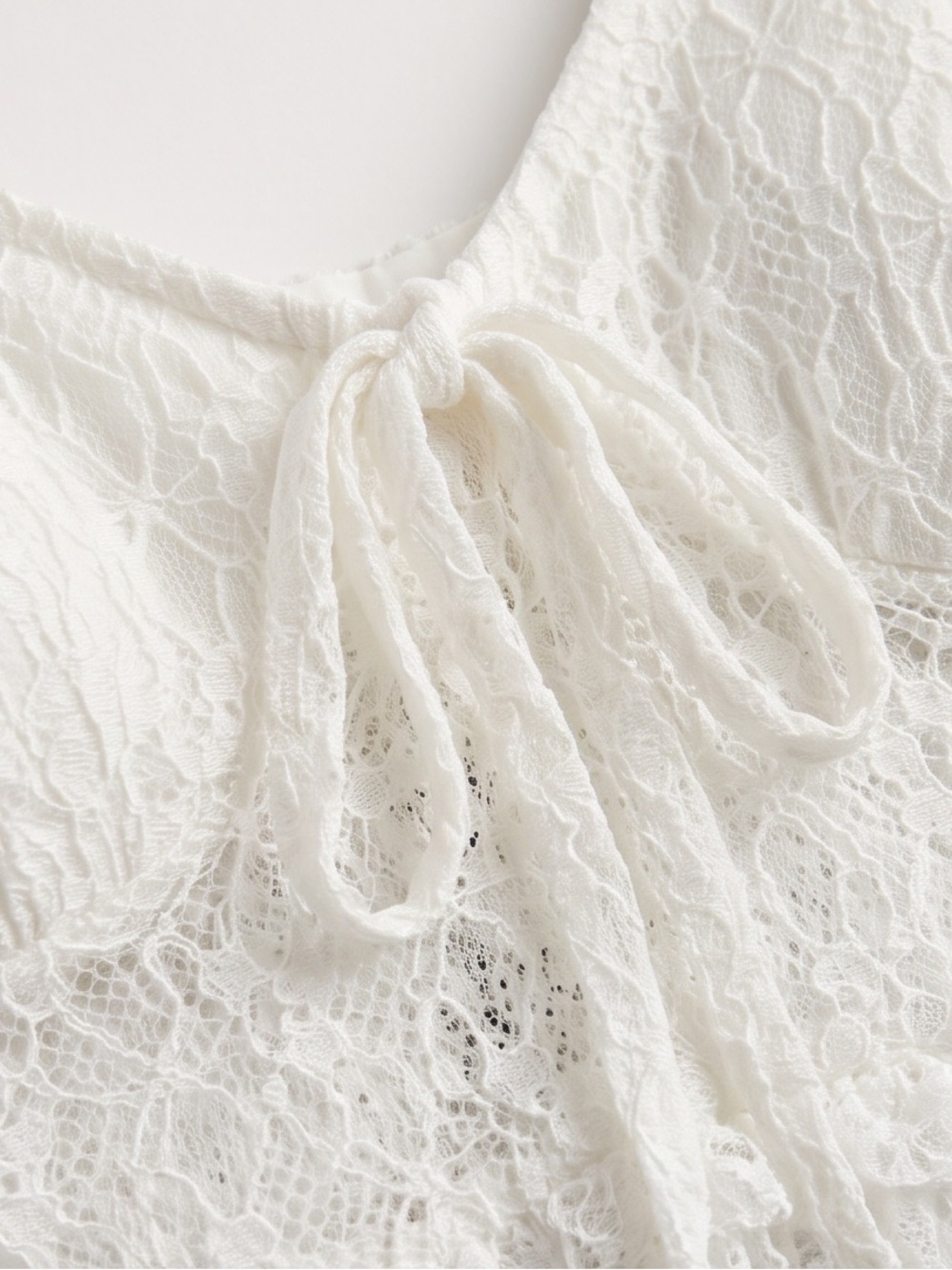 BNWT HOLLISTER White Lace Tie-Front Cami Top - Women - Picture 2 of 8